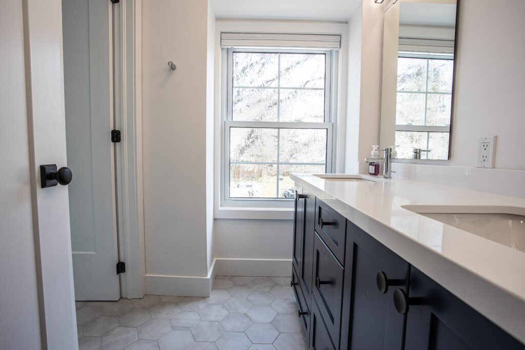 modern_bathroom_design_mississauga