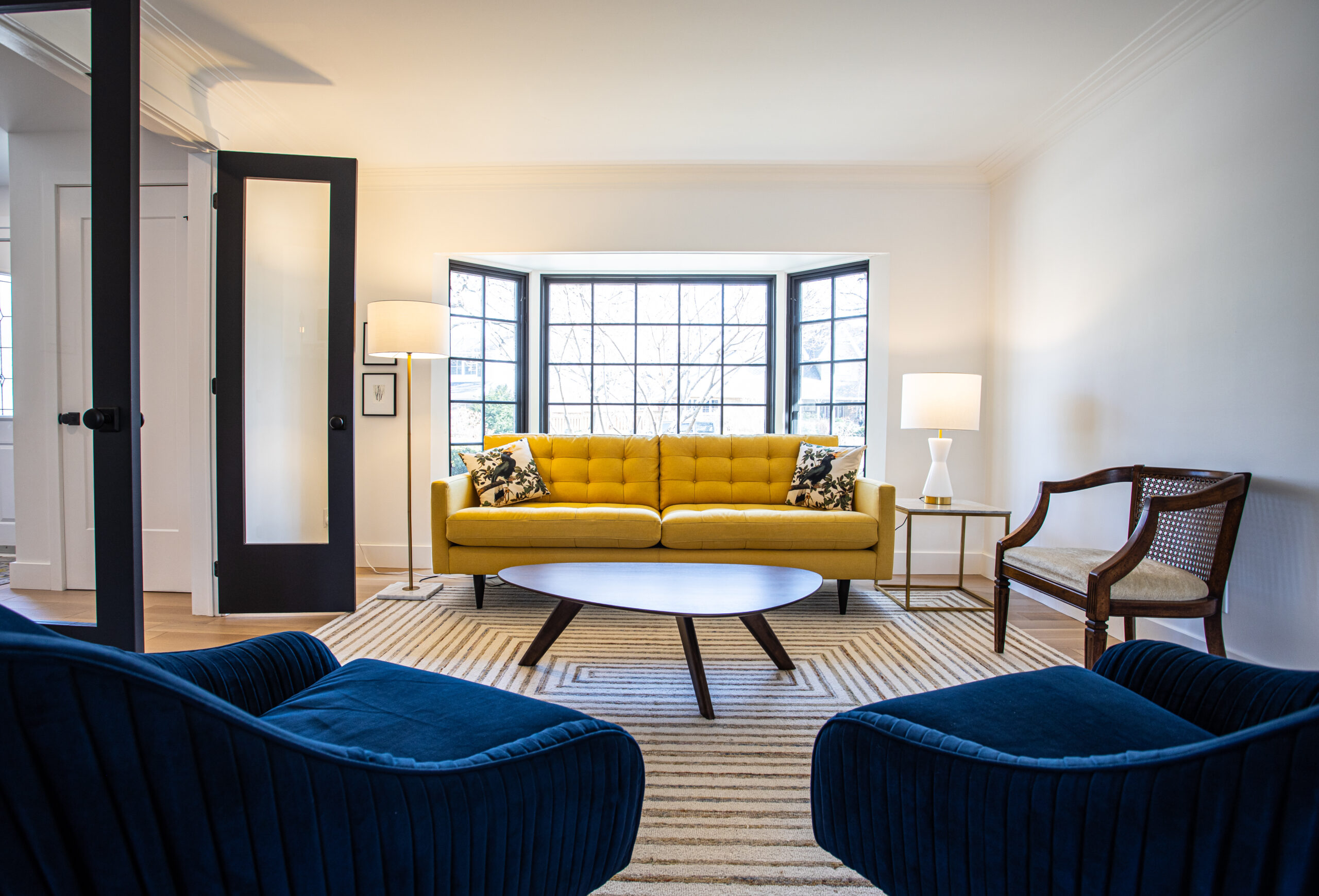 modern_luxury_living_room_design_mississauga