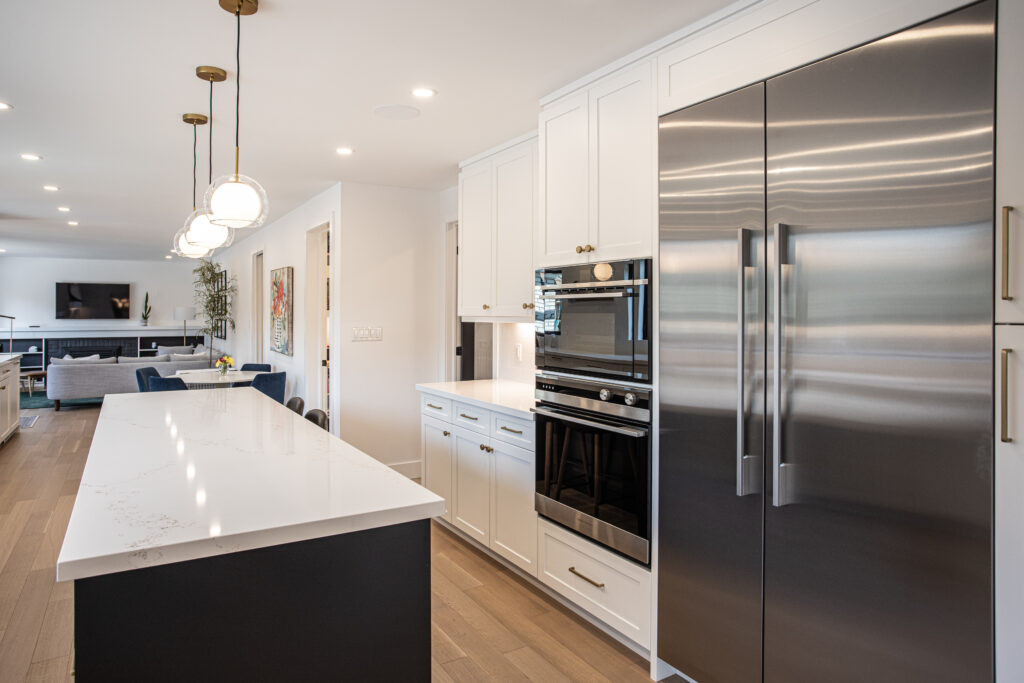 modern_luxury_two_tone_kitchen_design_mississauga