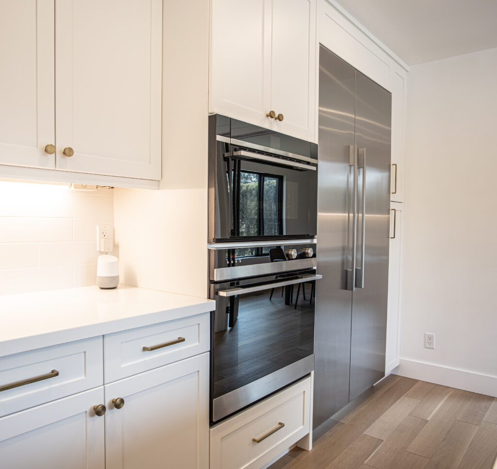 modern_luxury_two_tone_kitchen_design_mississauga
