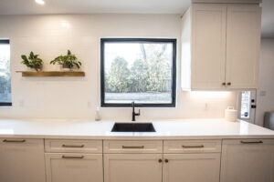 modern_luxury_two_tone_kitchen_design_mississauga