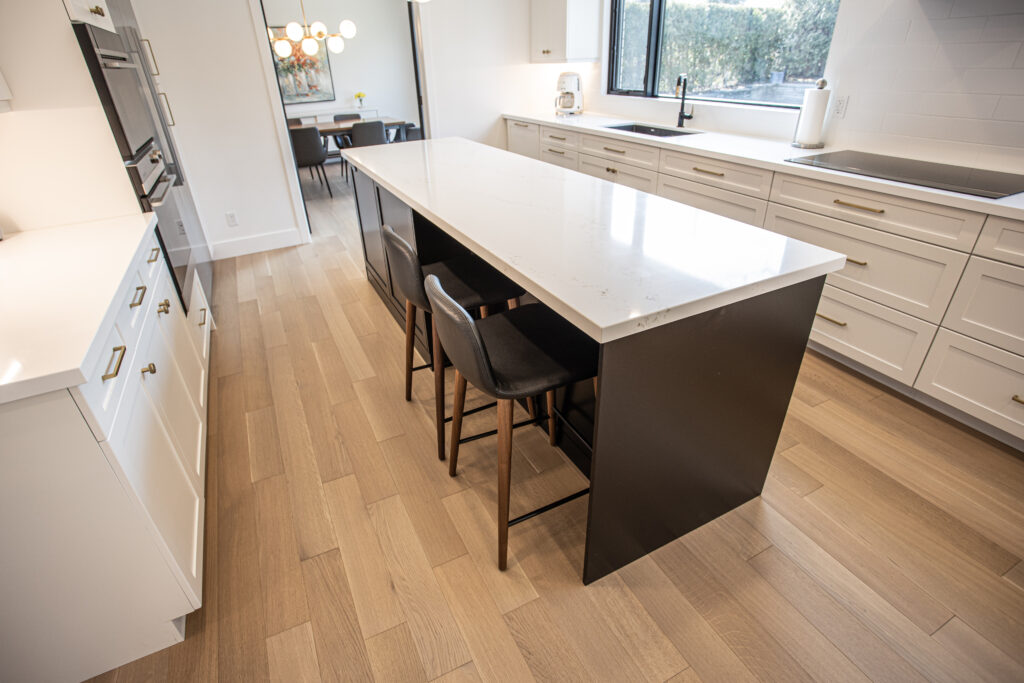 modern_luxury_two_tone_kitchen_design_mississauga