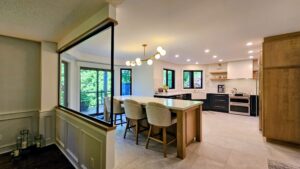 mississauga_kitchen_renovation_white_oak_dark_cabintry_gold_accessories_modern