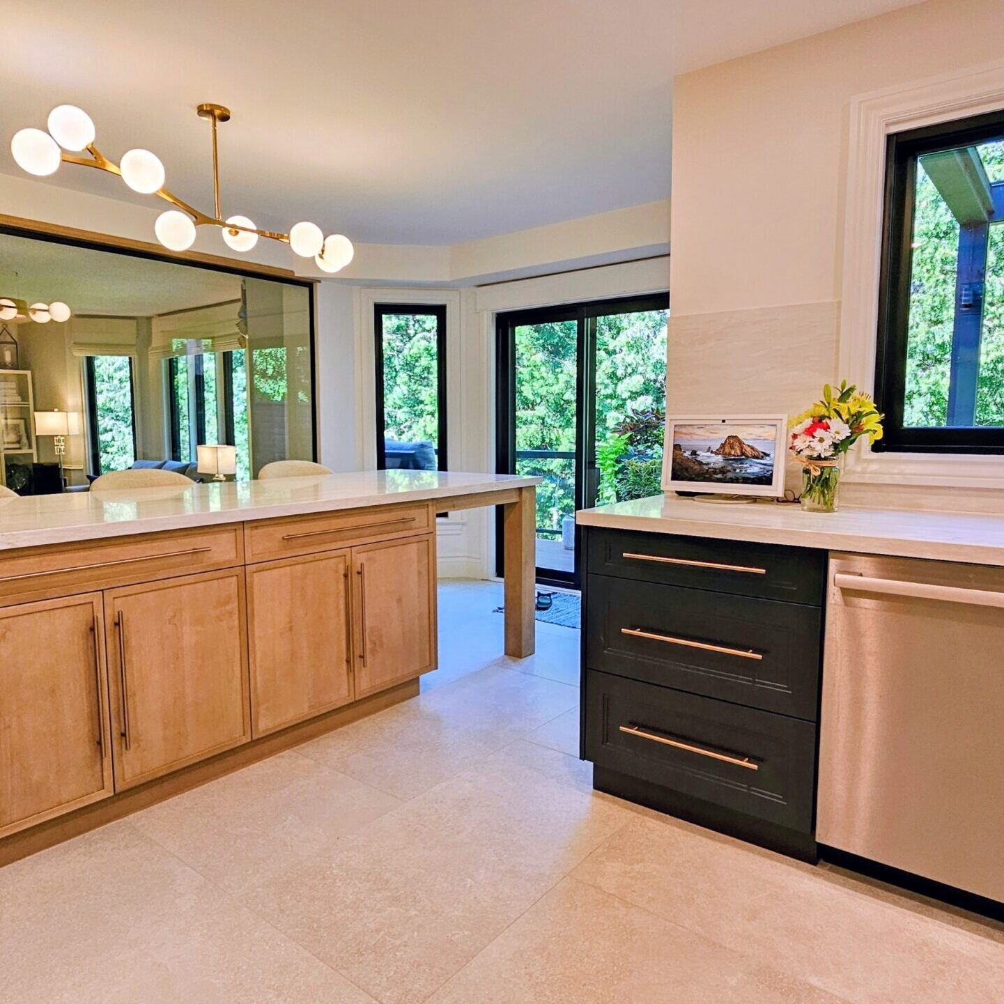 mississauga_kitchen_renovation_white_oak_kitchen_island_dark_cabintry